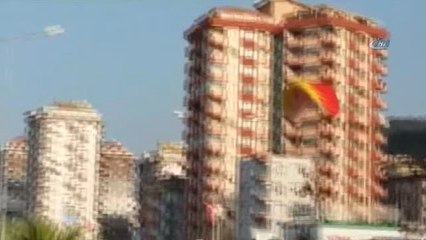 Yönünü Ayarlayamayan Paraşütçü Karadeniz Sahil Yolu'na İndi