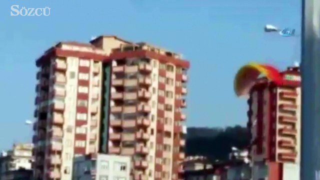 Yamaç paraşütü ile Karadeniz Sahil Yoluna indi