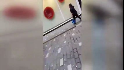 Bakışlara aldırmadı… Çocuğunu yerde sürükledi