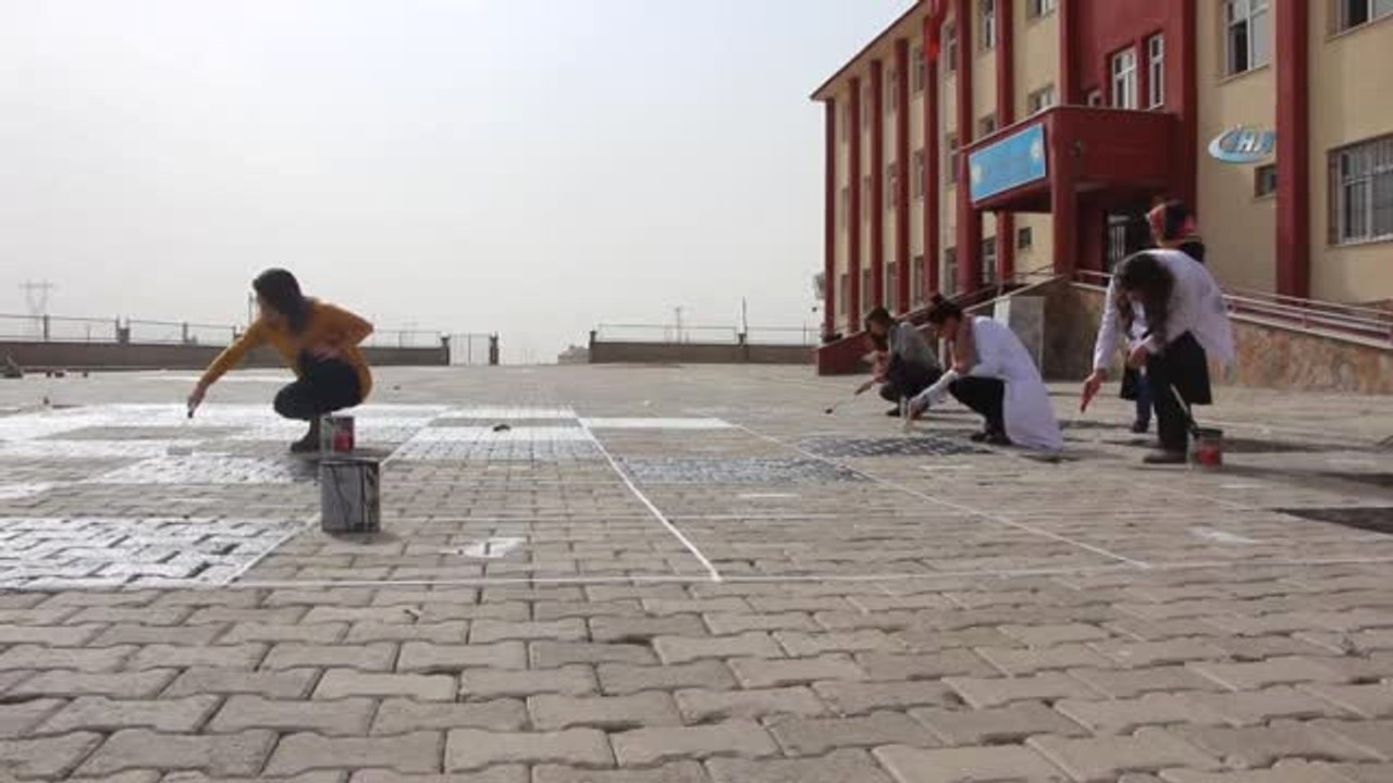 Öğretmenler Fırçayı Eline Aldı Aldı, Okul Bahçesini Oyun Alanına Çevirdi