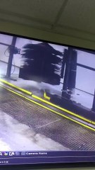 Un employé d'une station de lavage se retrouve coincé dans un rouleau-brosse