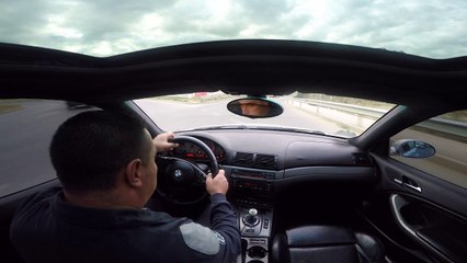 Un homme en BMW s'amuse à slalomer entre les voitures (Kosovo)