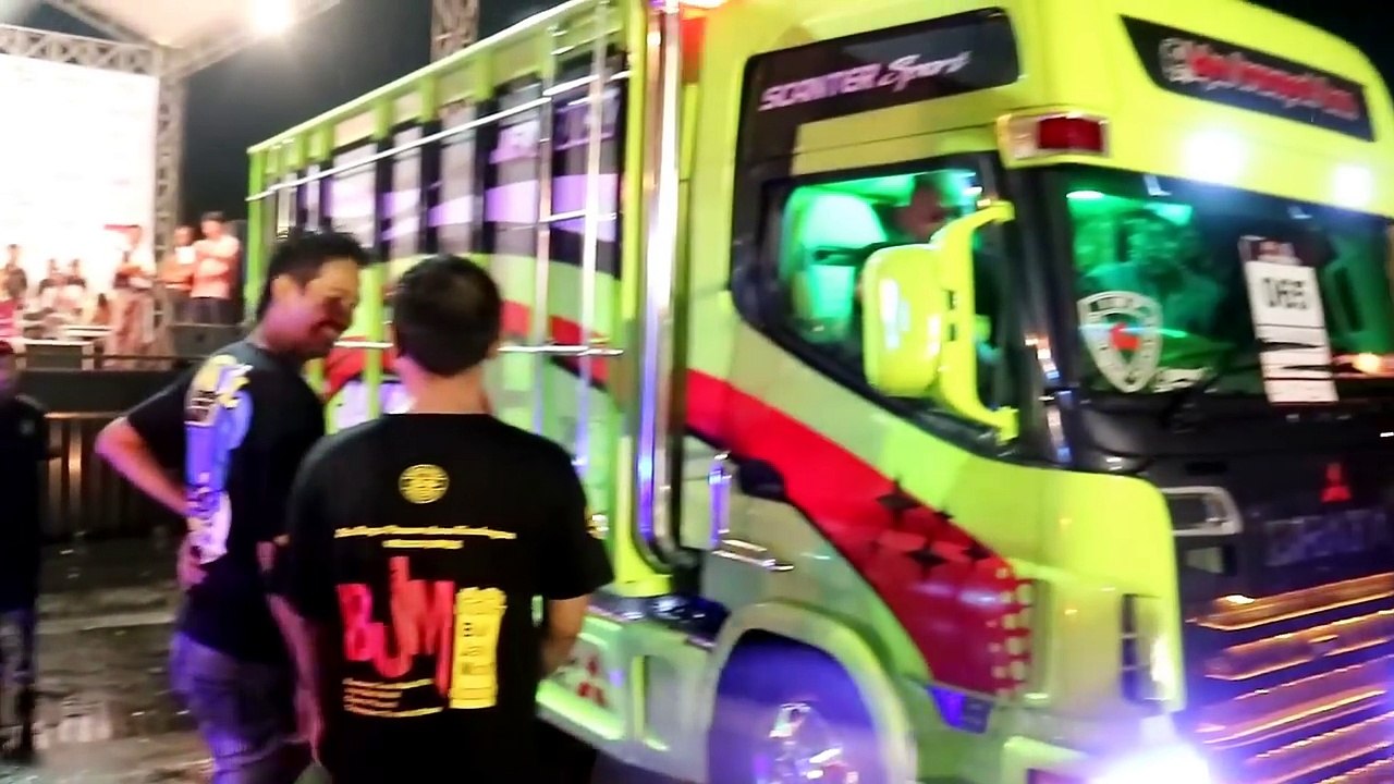 Beginilah Mewahnya Mobil Truk Modifikasi PARA JUARA KONTES Tampil di Depan Penonton - KAMT 2016