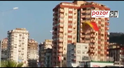 Yamaç paraşütü ile Karadeniz Sahil Yolu'na indi