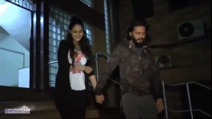 170.ROMANTIC! Riteish Deshmukh & Genelia D'souza walk hand-in-hand