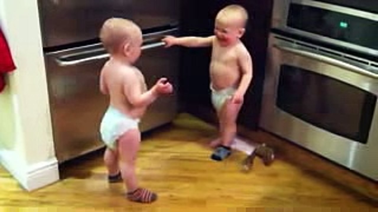 [超絶可愛い赤ちゃん動画]「たたた」でしゃべる双子の赤ちゃんたち