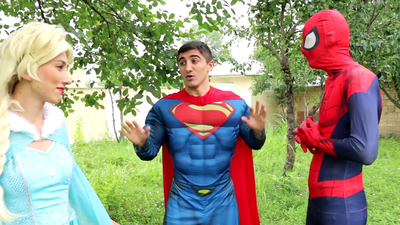 Frozen Elsa Becomes a Frog and Eats a Fly! Spiderman loses eyes w Joker ,Spidergirl - Superhero Fun