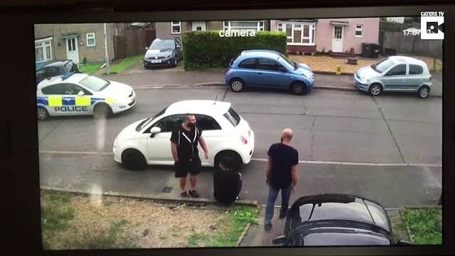 Komšija ih je zagrađivao kolima svaki dan! Kad je bratanac pritekao u pomoć, ostali su bez riječi!