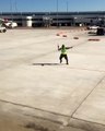 Un agent de piste s'ambiance sur le tarmac