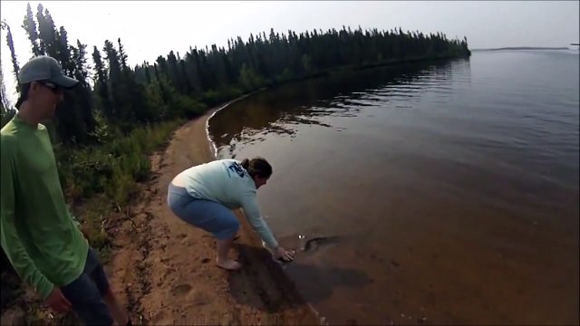 Ils relachent un poisson qui va vite revenir dans leurs bras... regardez pourquoi
