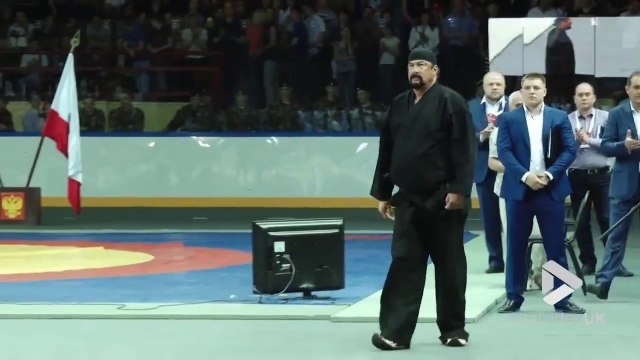 Steven Seagal en démonstration de self défense contre plusieurs assaillants !