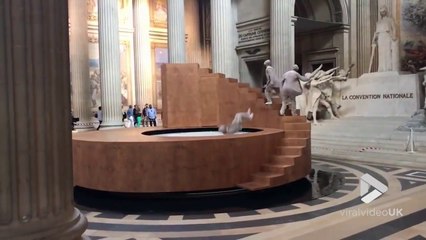 Superbe danse entre un décor tournant et un trampoline par Yoann Bourgeois