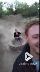 Sa femme mange la poussière tractée sur un pneu en Quad !