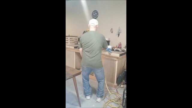 Ce mec sort des énormes pets avec un compresseur à air !