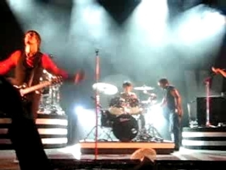 Superbus - Jenn à la batterie (Fontenay le Compte 29.10.07)