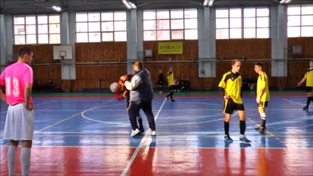 Coach Punches Referee, For Not Agreeing With His Decision!