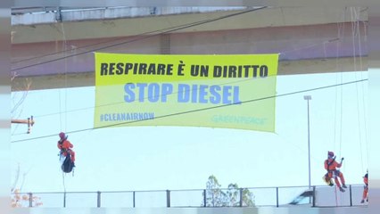 Tải video: Greenpeace protest in Rome after finding dangerous citywide air pollution