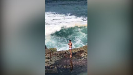 Una enorme ola le arruinó su selfie y le de paso le vio un buen susto