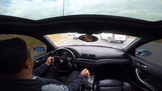 Une BMW s'amuse a slalomer entre les voitures et se crashe.