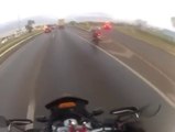 Un Motard se prend un pneu de voiture en pleine autoroute