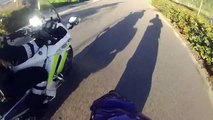 Ce jeune en scooter sème des gendarmes à moto... La honte!