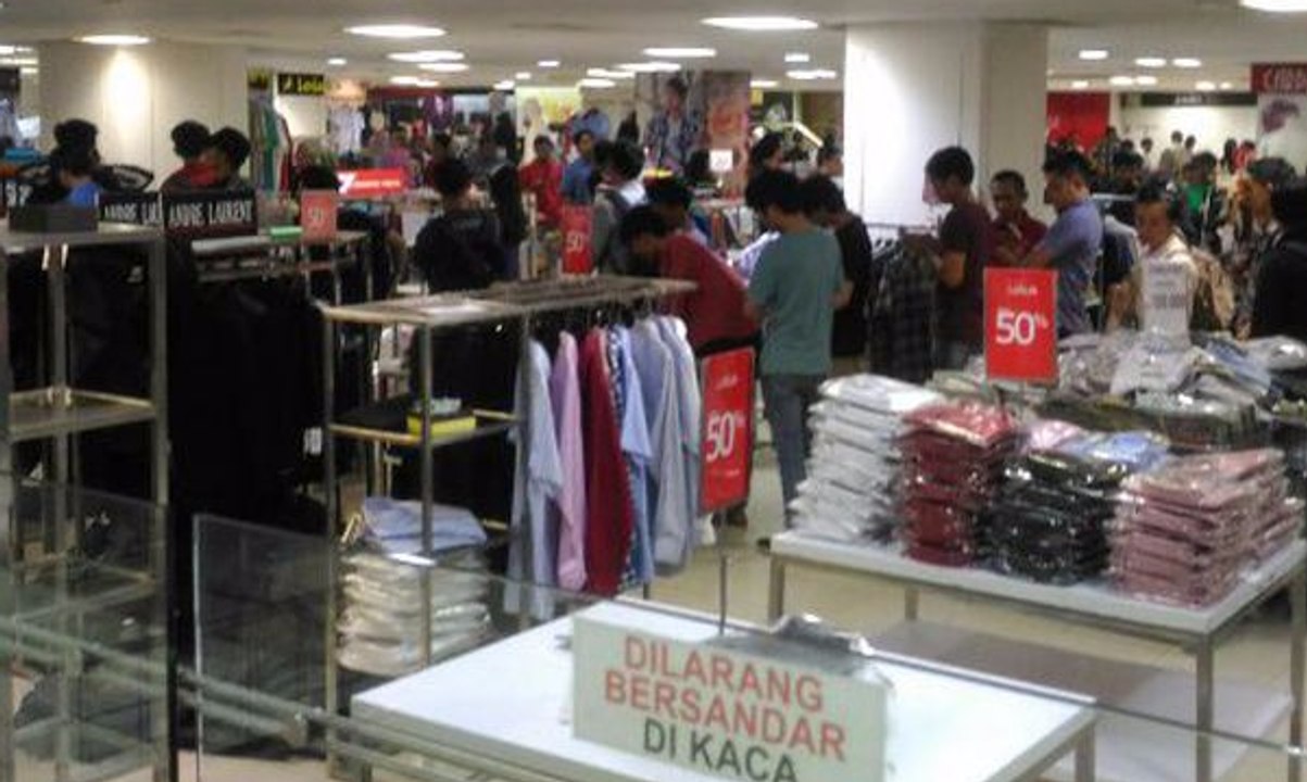Diskon Tutup Toko, Pramuniaga Senang Karena Toko Ramai - Video Dailymotion