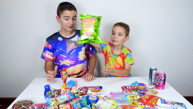 DÉGUSTATION GÉANTE DE BONBONS BIZARRES - Flaming Moe, Lego Comestibles, Spray Hyper Acide...