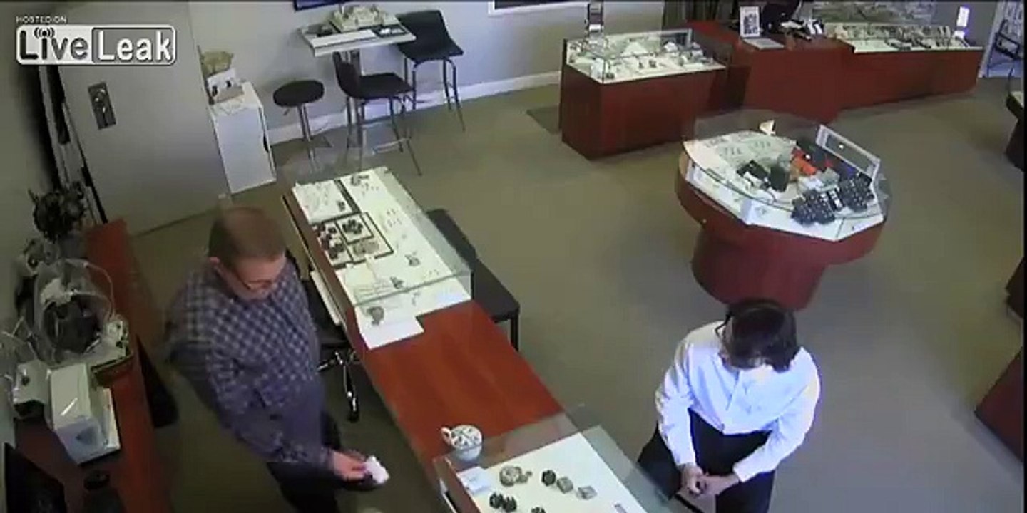 Man Runs Out Of Jewelry Store With $27K Diamond Ring