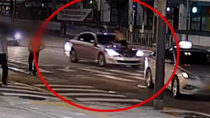 팔았던 차 몰래 가져오려다 '발각'...주인 매달고 도주 / YTN