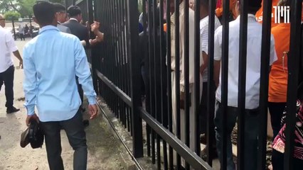 Скачать видео: Warisan leaders greeting supporters who came to support Shafie Apdal