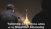 Incineran en una ceremonia privada al rey Bhumibol Adulyadej