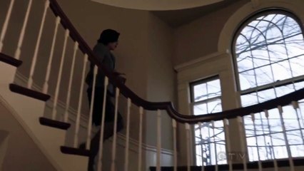 Once upon a time s01e01 Regina finds the storybook