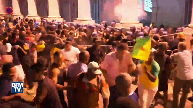 De violents affrontements éclatent en Guyane en marge de la visite d'Emmanuel Macron