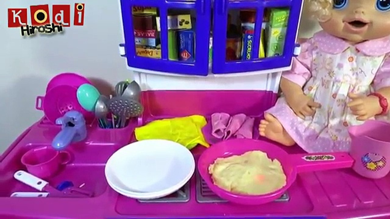 Yerin na cozinha fazendo panqueca