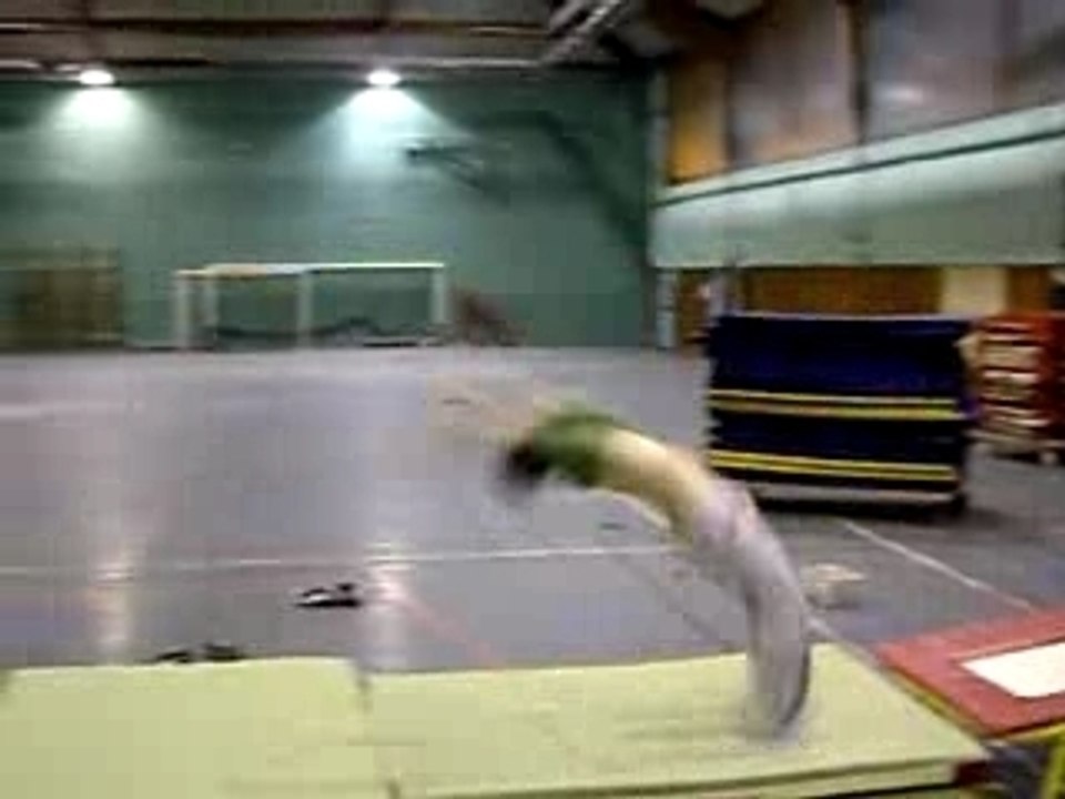 Moi au sol ^^  ! ! rondade flip salto vrille et demi   ! !