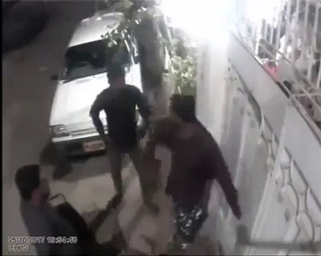 نارتھ کراچی سیکٹر 11/C-1 ایریا میں ہونے والی ڈکیتی کی CCTV فوٹیج دیکھیں۔ ویڈیو: محمد سفیان۔ کراچی