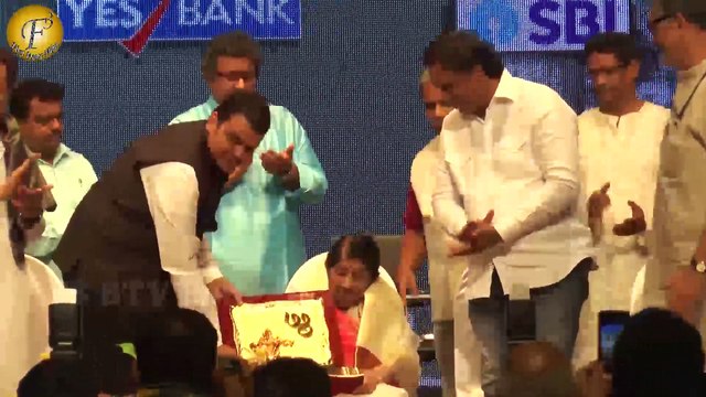 Lata Mangeshkar's Family Host Hridaynath Mangeshkar Award for Javed Akhtar