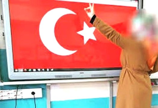 Bozkurt İşareti Yapan Öğretmenin Görevden Alındığı İddiası Yalan Çıktı: İstifa Etmiş