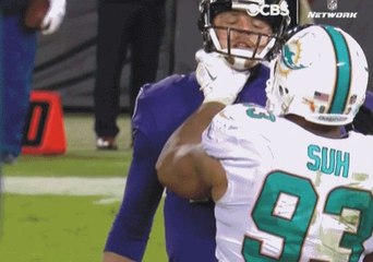 Crazy Ndamukong Suh grabbed Ryan Mallett by the throat!