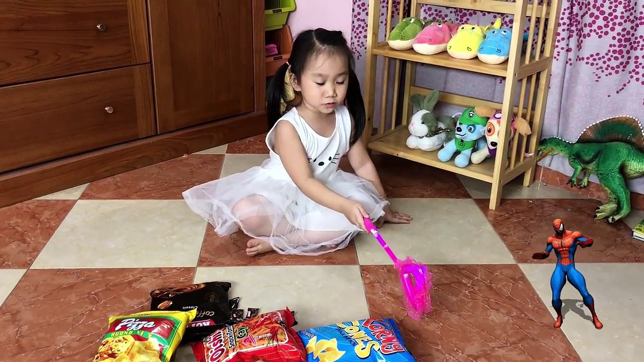 Bad Kids Eating Giant Candy, Learn Colors with Bad Baby Nursery Rhymes for Children - KTRV