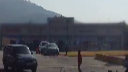 달리던 트럭이 신호등 들이받아...1명 경상 / YTN