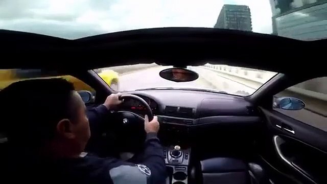 Un accident à grande vitesse en roulant n'importe comment