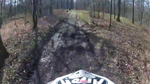 Deux motocross en foret vs garde forestier