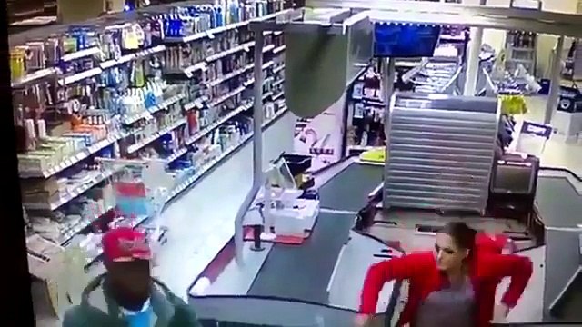Pas besoin d'agent de sécurité avec cette caissière
