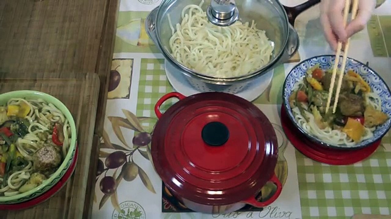 ASMR - Eating udon noodle with curry stew