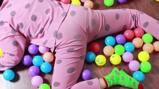Bad Baby Giant Spider vs Spatula Girl Victoria Annabelle Toy Freaks Daddy Hidden Egg Episode 2