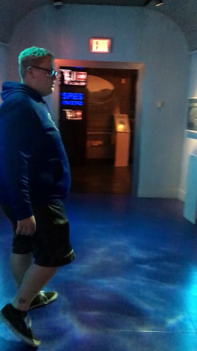 Un homme effrayé par un requin virtuel