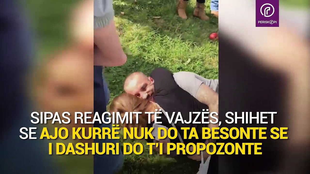 I propozon martesë të dashurës, por ajo nuk i beson dhe e godet me mollë-