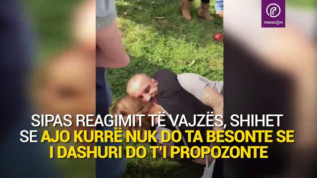 I propozon martesë të dashurës, por ajo nuk i beson dhe e godet me mollë-