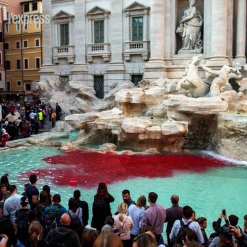 À Rome, la Fontaine de Trevi tourne au rouge
